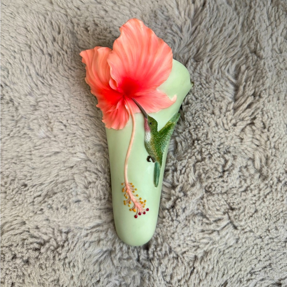Ibis and Orchid Design Inc. Hibiscus & Hummingbird #108 Wall vase